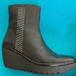 COMFORTABLE AND STYLISH FLY LONDON BLACK WEDGE BOOTS